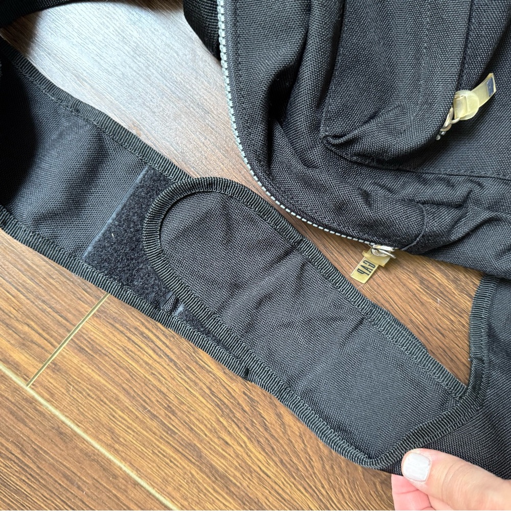 GAP sling bag with Velcro wide adjustable strap. Very comfortable to wear. - Picture 6 of 7
